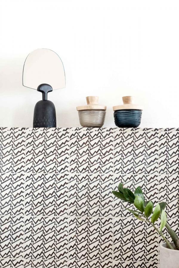 Un terrazzo beige procure une sensation de confort dans les grandes salles d’eau aux murs blancs.