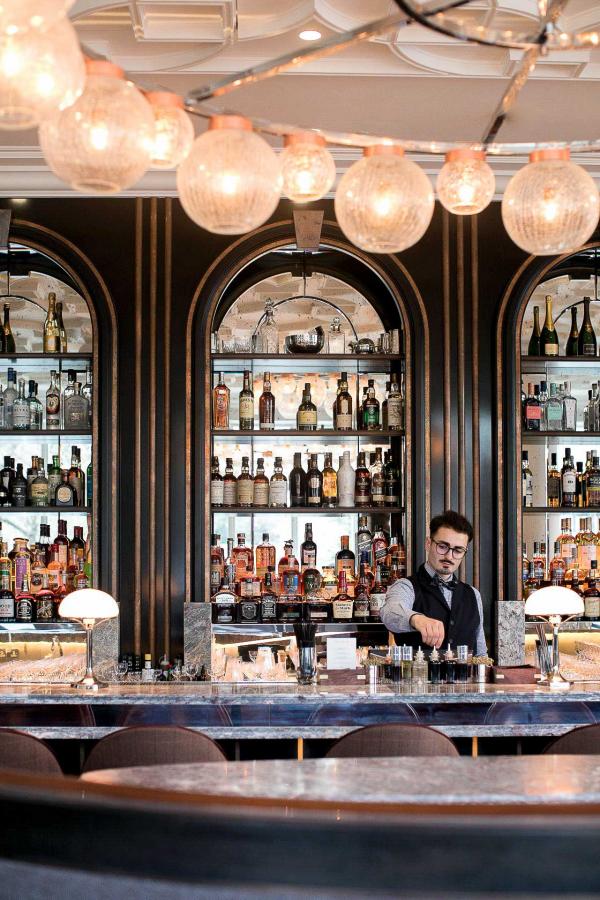 Le bar propose les grands classiques des cocktails ainsi que différents champagnes et whisky. Le bar propose les grands classiques des cocktails ainsi que différents champagnes et whisky.