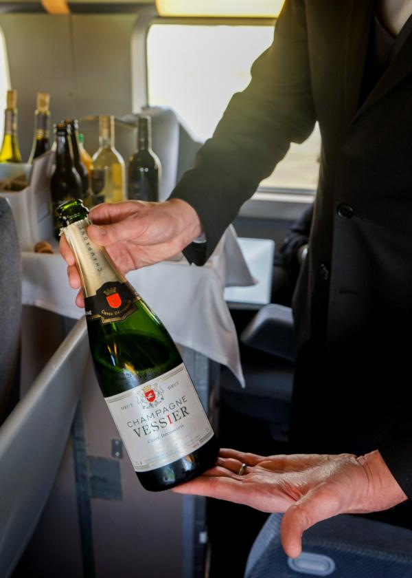 Champagne servi à l’apéritif... © YONDER.fr Champagne servi à l'apéritif... © YONDER.fr