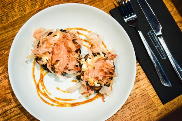 La Azotea : aubergine glacée au miso, flocons de bonite, feta © Yonder.fr