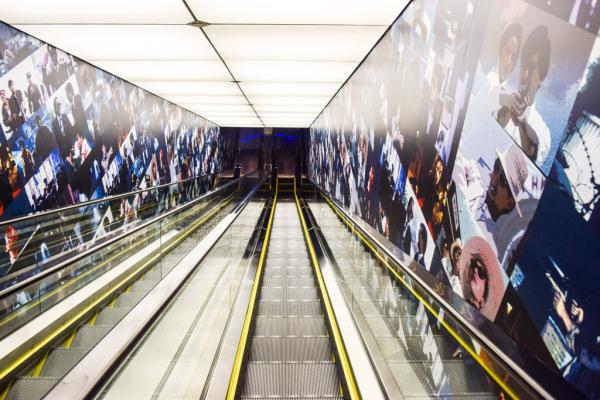 Un escalator permet de relier les différents étages de l’observatoire du Shanghai World Financial Center © Yonder.fr Un escalator permet de relier les différents étages de l'observatoire du Shanghai World Financial Center © Yonder.fr
