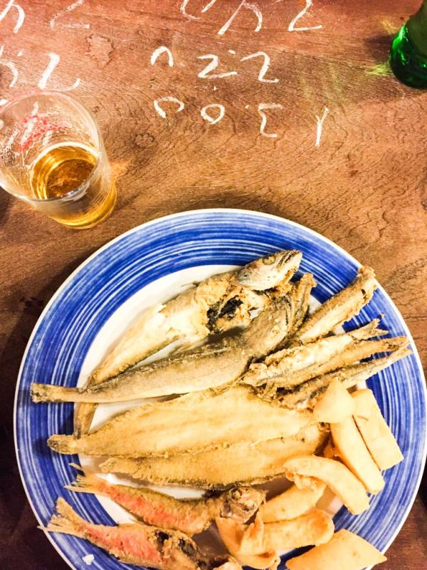 Poissons frits et addition à la craie sur le comptoir à El Rinconcillo © Yonder.fr