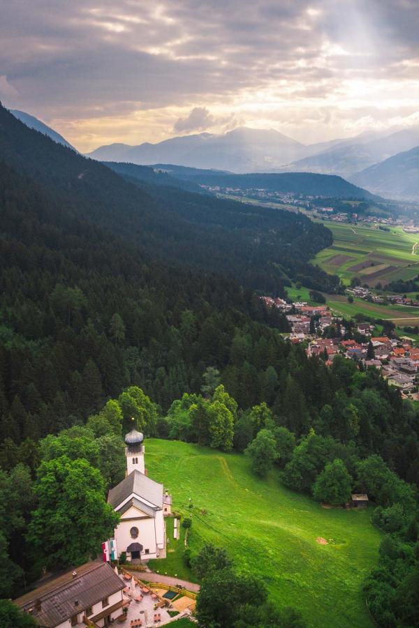 L’église Romedikirchl voisine les ruines du Château de Thaur © Hall-Wattens.at L'église Romedikirchl voisine les ruines du Château de Thaur © Hall-Wattens.at