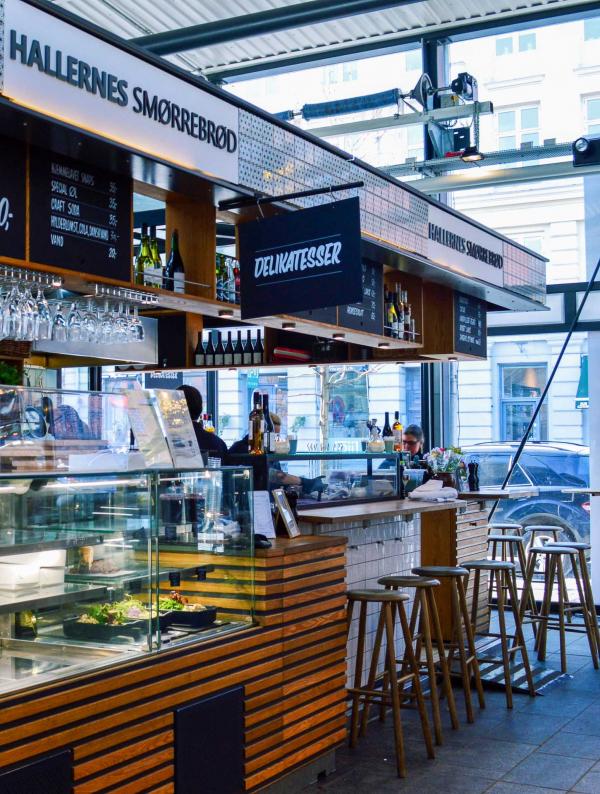 Assistez en direct à la préparation des smørrebrød de l’autre côté du comptoir. © Pierre Gunther