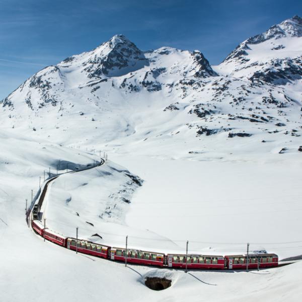 Le Bernina Express au niveau du col de la Bernina. © Swiss Travel System Le Bernina Express au niveau du col de la Bernina. © Swiss Travel System