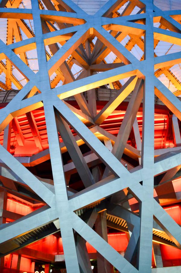 Le soir venu, la charpente du nid d’oiseaux s’éclaire en jaune et rouge. © Pierre Gunther / YONDER.fr Le soir venu, la charpente du nid d’oiseaux s’éclaire en jaune et rouge. © Pierre Gunther / YONDER.fr