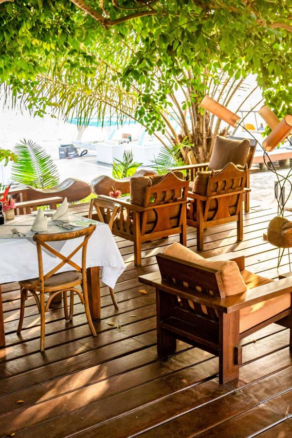 À la Maison d'Akoula, on déjeune à l'ombre du figuier des pagodes © La Maison d'Akoula