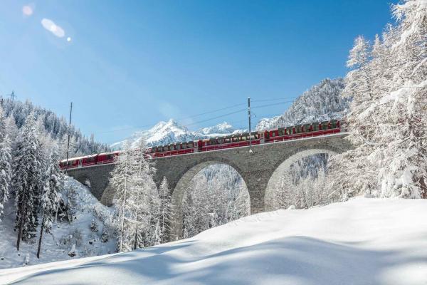 Le Bernina Express file au milieu des paysages enneigés sur la ligne de l’Albula © RhB, 2017 Le Bernina Express file au milieu des paysages enneigés sur la ligne de l'Albula © RhB, 2017