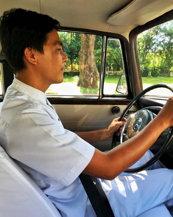 Arrivée en limousine Mercedes à l'Amansara © YONDER.fr