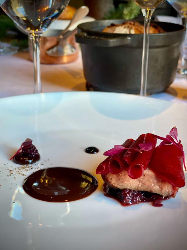 Dos de biche, betteraves, mûre fermentée © EL|YONDER.fr Dos de biche, betteraves, mûre fermentée © EL|YONDER.fr