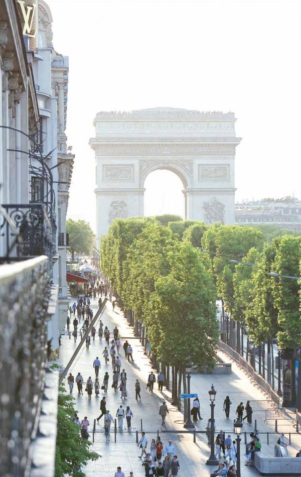 Vue sur les Champs-Élysées depuis l’Hôtel Barrière Le Fouquet’s Paris © Fabrice Rambert Vue sur les Champs-Élysées depuis l'Hôtel Barrière Le Fouquet's Paris © Fabrice Rambert