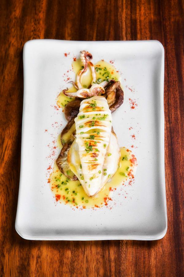 Rossio Gastrobar à Lisbonne - calamar avec champignons shiitakés et sauce au beurre citronnée. Rossio Gastrobar à Lisbonne - calamar avec champignons shiitakés et sauce au beurre citronnée.