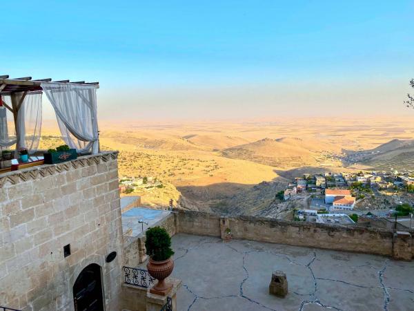 Vue sublime sur la plaine de Mésopotamie depuis l’une des terrasses du Selcuklu Konagi a Mardin © Emmanuel Laveran Vue sublime sur la plaine de Mésopotamie depuis l’une des terrasses du Selcuklu Konagi a Mardin © Emmanuel Laveran