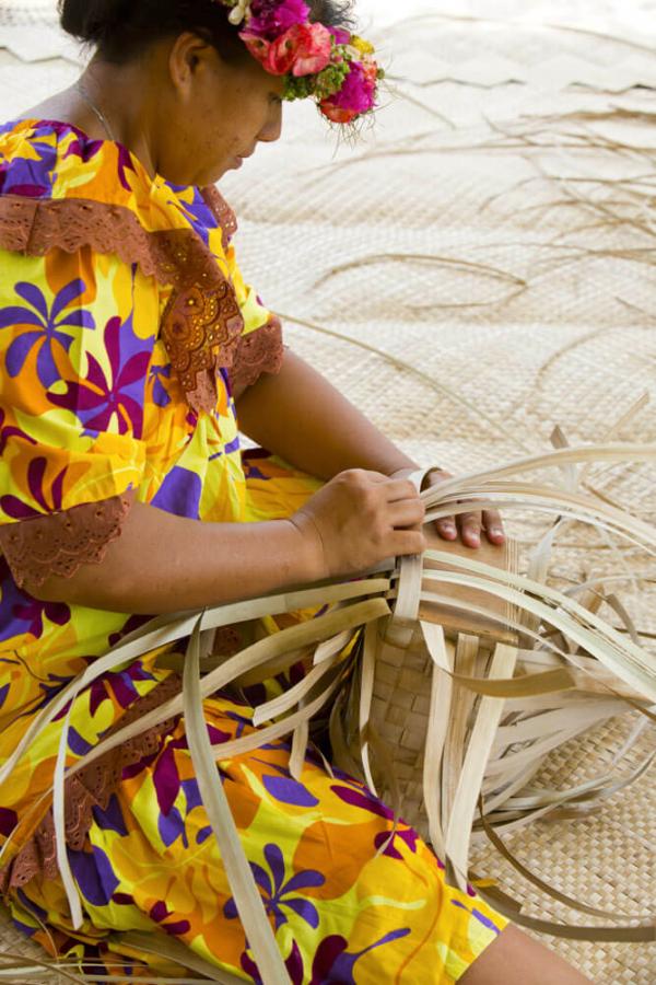 Artisanat sur l’île de Rurutu dans l’archipel des Australes © Tahiti Tourisme Artisanat sur l'île de Rurutu dans l'archipel des Australes © Tahiti Tourisme
