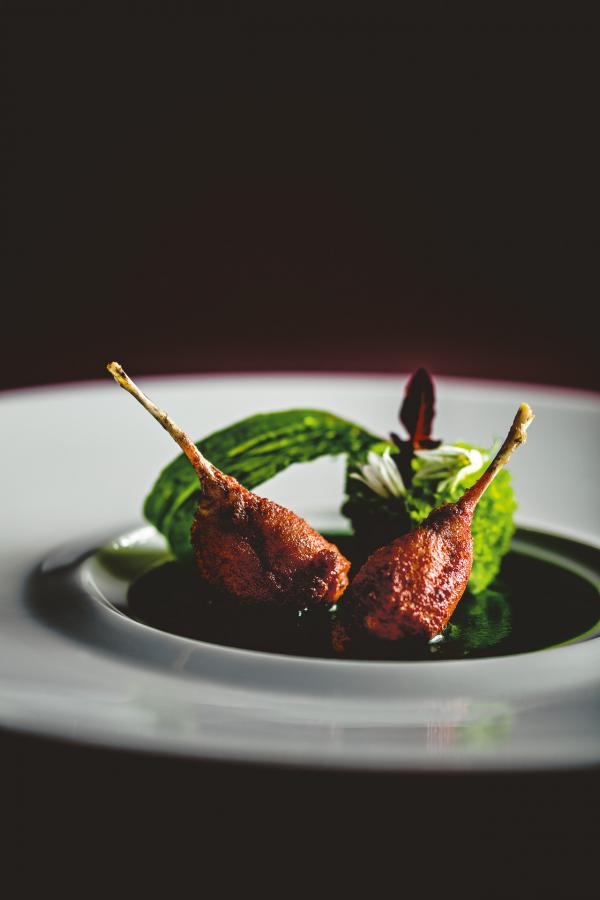 Cuisses de grenouille panées au tandoori, dorées au poêlon, jus de persil au beurre noisette © Benoit Linero Cuisses de grenouille panées au tandoori, dorées au poêlon, jus de persil au beurre noisette © Benoit Linero