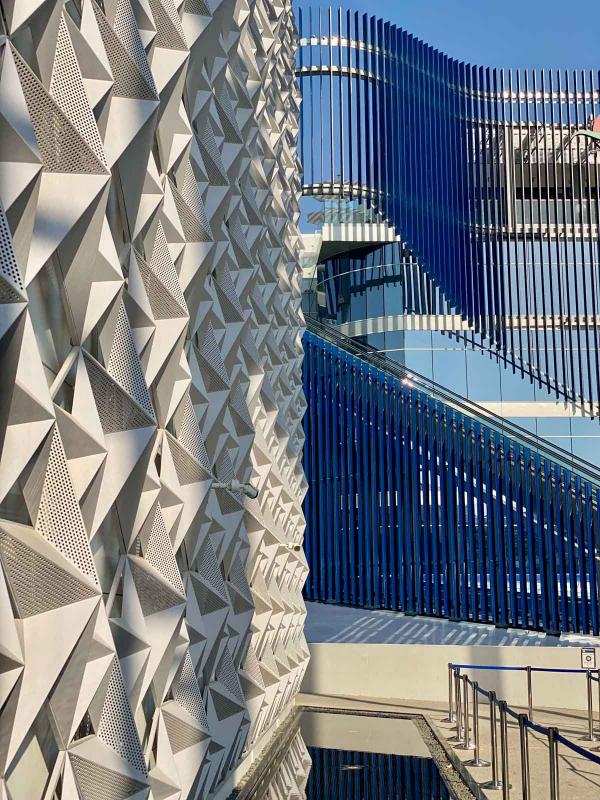 Le pavillon des Etats-Unis au premier plan et du Pakistan derrière © E.L Le pavillon des Etats-Unis au premier plan et du Pakistan derrière © E.L