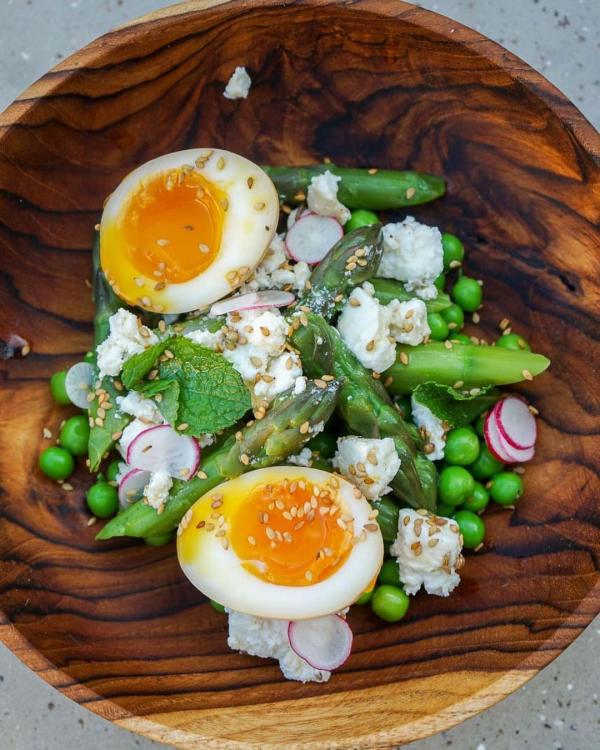 Forest | Salade d’asperges & petits pois, pétales de radis, feta marinée aux graines de cumin et coriandre, sésame © MB|YONDER.fr Forest | Salade d'asperges & petits pois, pétales de radis, feta marinée aux graines de cumin et coriandre, sésame © MB|YONDER.fr
