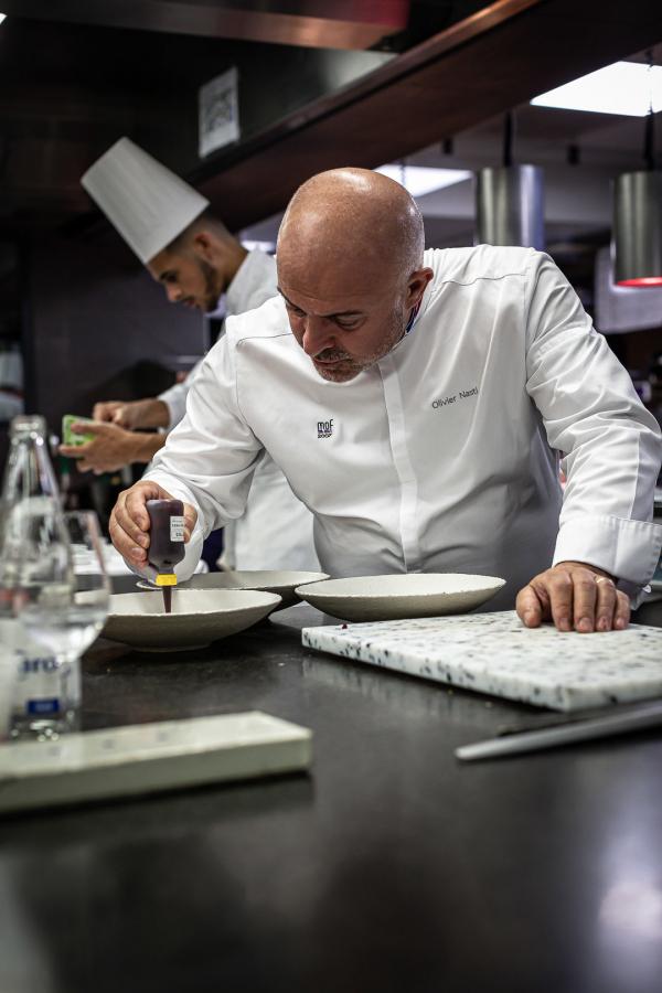 Olivier Nasti en cuisine au Chambard © DR Olivier Nasti en cuisine au Chambard © DR