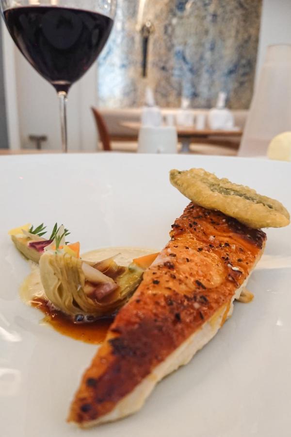 « volaille fermière », cuite à la perfection, accompagnée d'artichaut, citron, sauge et poivre du Szechuan © Florence Valencourt