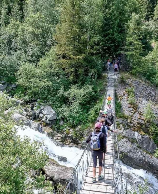 Le pont au dessus de la cascade du parc thermal © Boris Molinier