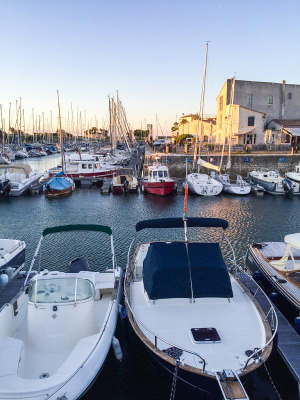 Le port de Saint-Martin-de-Ré au coucher du soleil © Yonder.fr