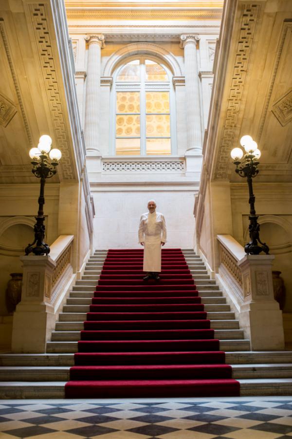 Guy Savoy pose dans le grand escalier d’honneur de La Monnaie de Paris, son nouveau «chez-lui» parisien © Laurence MOUTON Guy Savoy pose dans le grand escalier d'honneur de La Monnaie de Paris, son nouveau "chez-lui" parisien © Laurence MOUTON