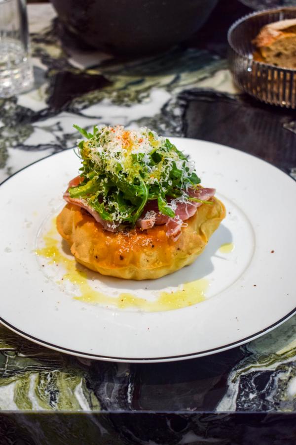 "Comme une pizza, de la pâte cuite sur la braise", à goûter absolument si vous réservez une table à Clover Grill © YONDER.fr