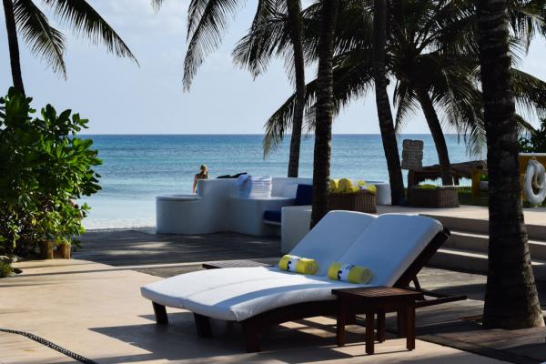 Au bord de la piscine © Yonder.fr Au bord de la piscine © Yonder.fr