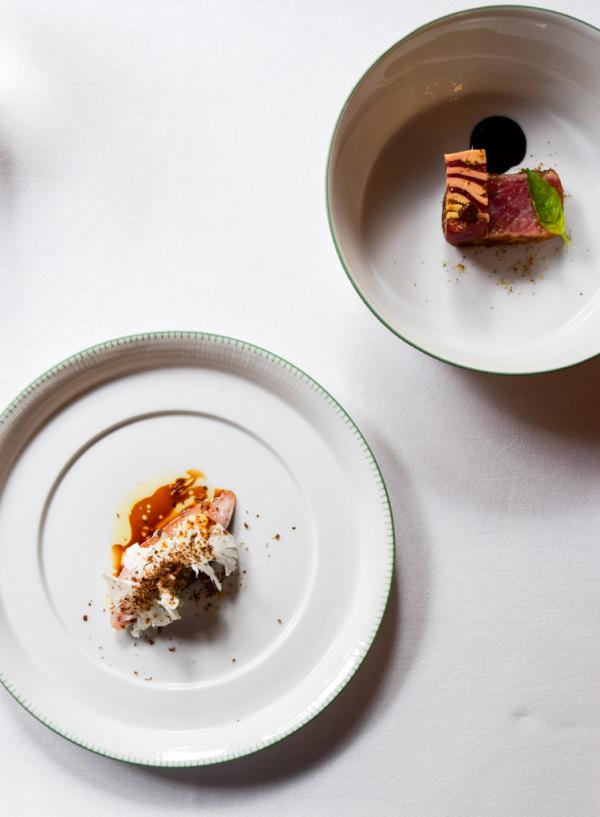 Amuse-bouches (Maquereau, chou-fleur, cœur de thon rouge ; Ventrèche de thon, bœuf, foie gras, jus à l’encre de seiche, basilic, tamarin) © Yonder.fr Amuse-bouches (Maquereau, chou-fleur, cœur de thon rouge ; Ventrèche de thon, bœuf, foie gras, jus à l’encre de seiche, basilic, tamarin) © Yonder.fr