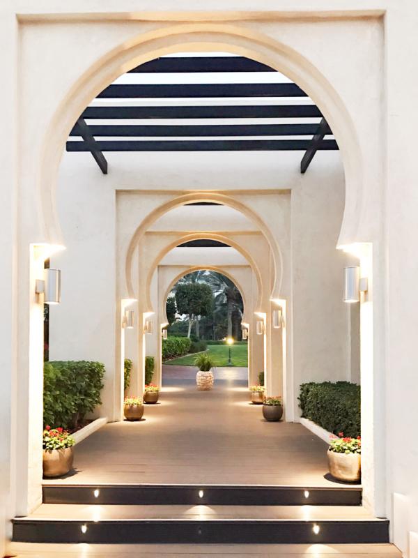 Entrée de The Jetty Lounge, le bar de plage branché du One&Only Royal Mirage © YONDER.fr Entrée de The Jetty Lounge, le bar de plage branché du One&Only Royal Mirage © YONDER.fr