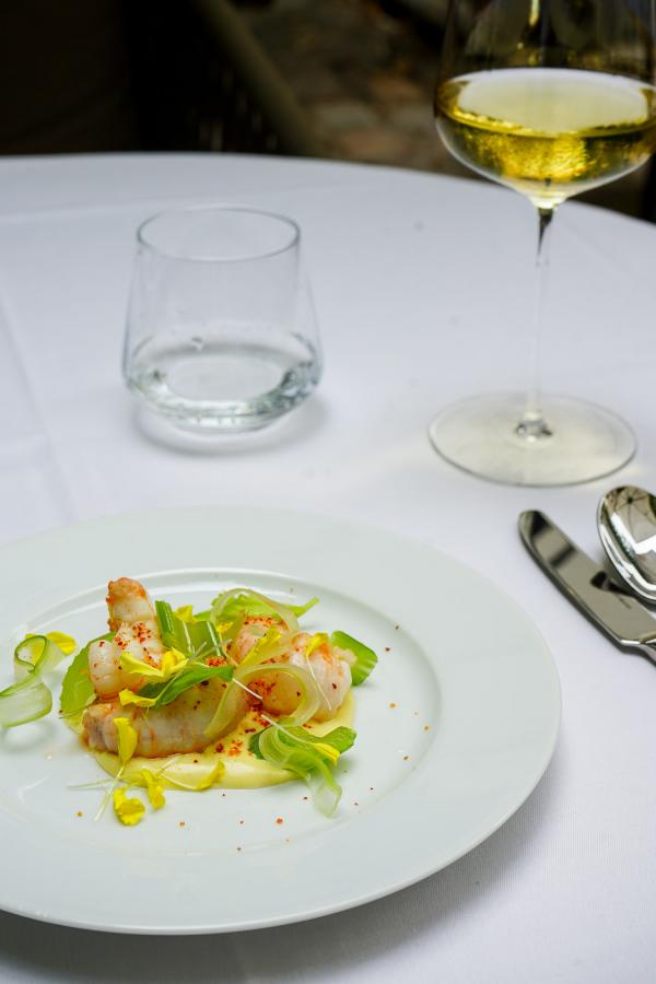Langoustines mi-cuites au piment d’Espelette, fromage blanc, citron vert © YONDER.fr