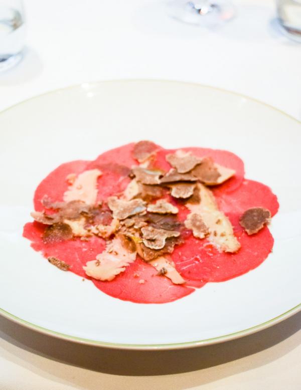 Bœuf Fassona du Piémont en Carpaccio, Copeaux de Foie Gras et Truffe Blanche d’Alba © Yonder.fr Bœuf Fassona du Piémont en Carpaccio, Copeaux de Foie Gras et Truffe Blanche d'Alba © Yonder.fr