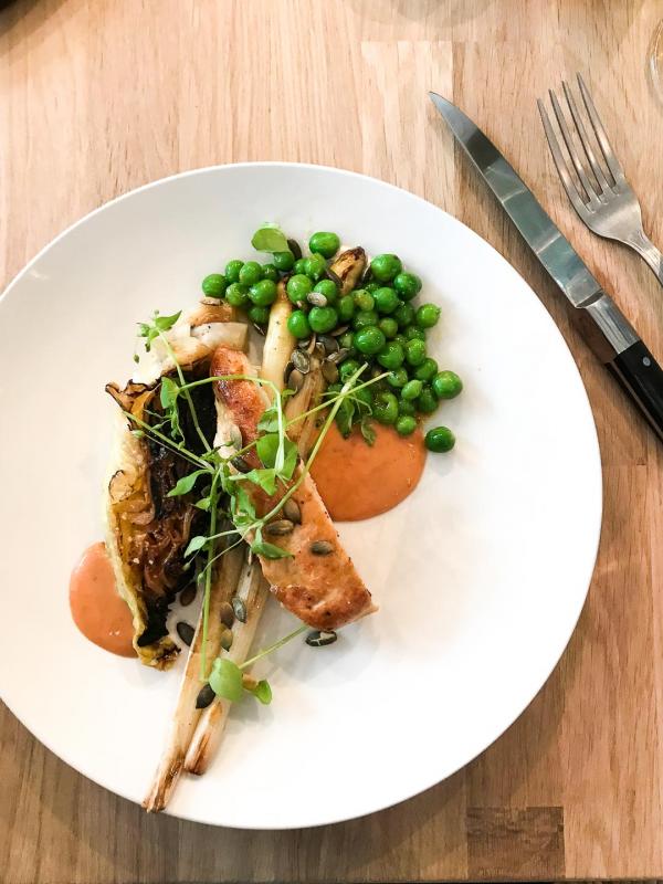 Asperges, petits pois, volaille grillée, orange sanguine © YONDER.fr