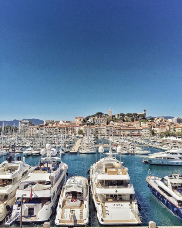 Yachts dans le Vieux-Port de Cannes. En arrière plan, la colline du Suquet (la vieille ville) © Yonder.fr