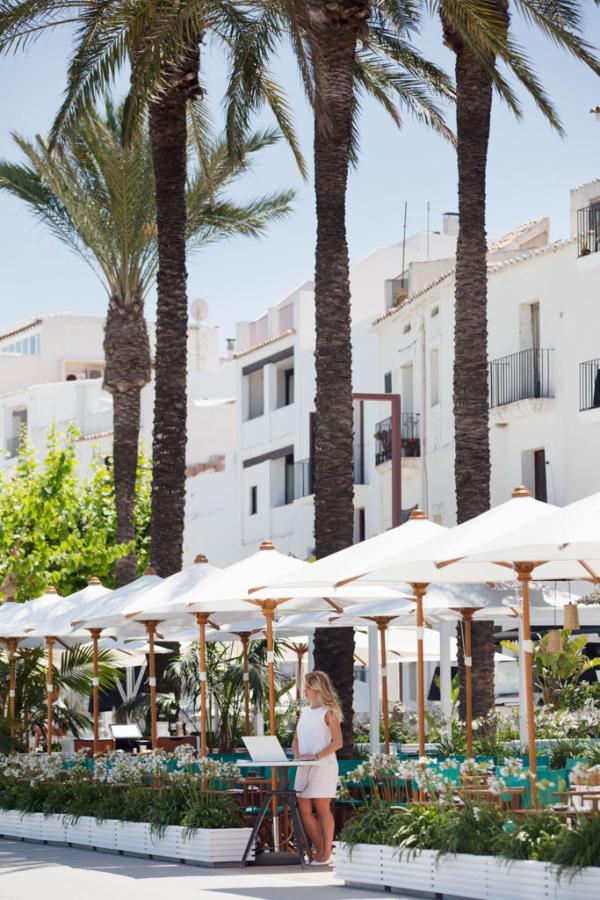 La particularité du 105 by La Cantine est d'offrir l'une des plus vastes terrasses du port, face au quai où mouillant les méga-yachts © Yann Deret
