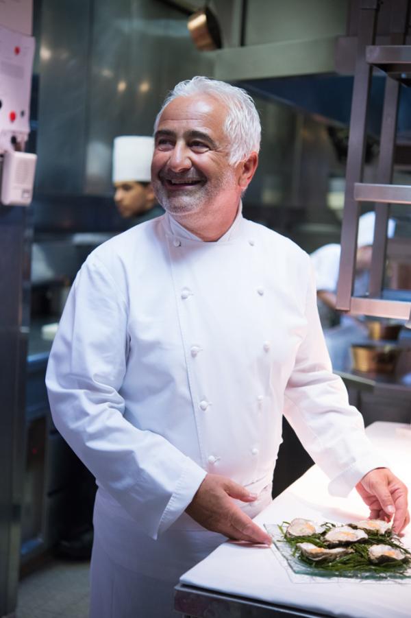 Portrait de Guy Savoy en cuisine par Laurence MOUTON Portrait de Guy Savoy en cuisine par Laurence MOUTON