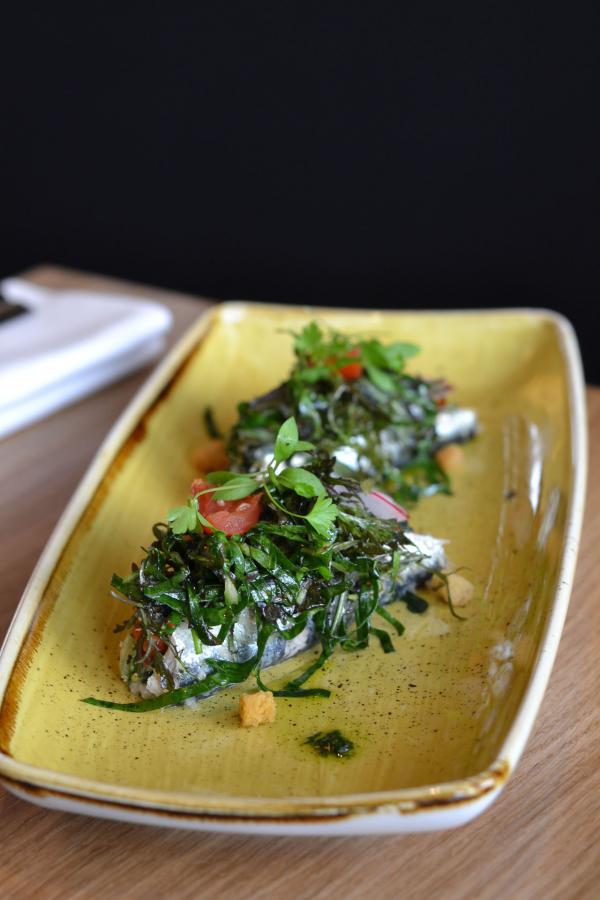 Sardines farcies aux blettes, tomates confites, pesto de basilic © Mélissa Leroux