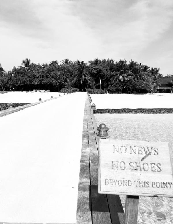 "No news, no shoes". Le ton est donné dès lors que l'on franchit le ponton reliant l'embarcadère à l'île Moofushi © Yonder.fr