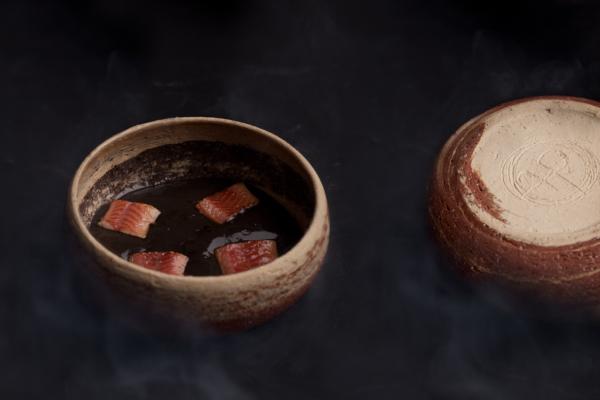 Anguille et sésame noir © Thaï Toutain