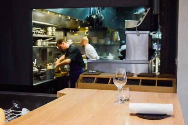 Il est possible de s'installer au bar pour déjeuner / dîner et ainsi profiter de la vue sur la cuisine © Yonder.fr