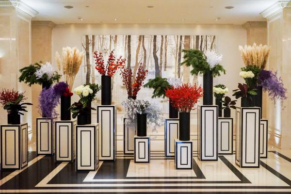 Les fleurs sont omniprésentes dans l'hôtel, comme ici dans le lobby © YONDER.fr