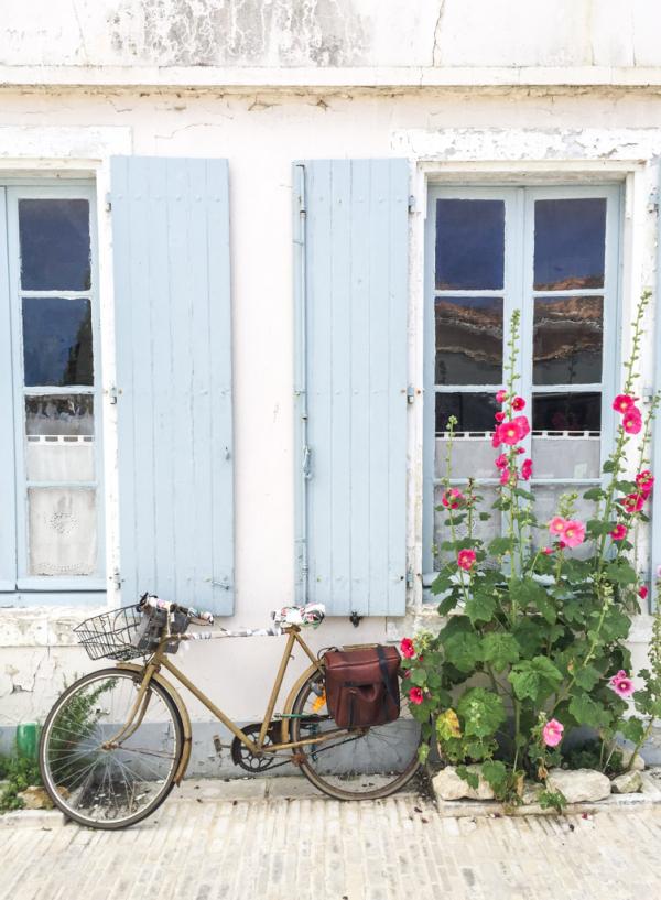 Décor typique des villages de l'Île de Ré : là une maison à Ars-en-Ré © Yonder.fr