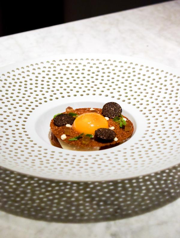 Œuf frais d'Île de France - Jaune tiède acidulé / Topinambour / Truffe noire © YONDER.fr