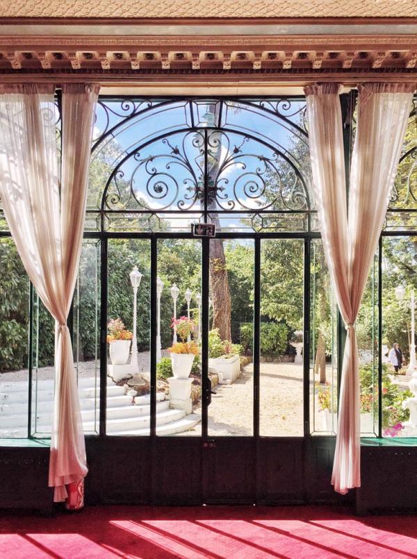 Vue sur le Bois de Boulogne depuis l’intérieur du restaurant, un jour ensoleillé © Yonder.fr Vue sur le Bois de Boulogne depuis l'intérieur du restaurant, un jour ensoleillé © Yonder.fr