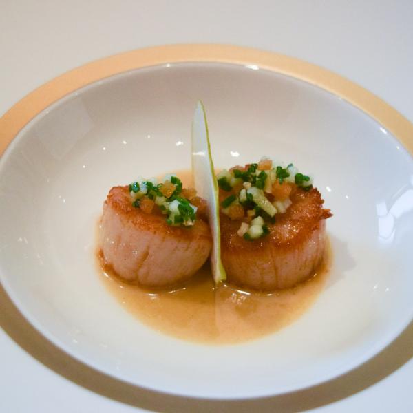 Noix de Coquilles Saint-Jacques, Beurre Salré, Pomme Reinette et Cidre © Yonder.fr Noix de Coquilles Saint-Jacques, Beurre Salré, Pomme Reinette et Cidre © Yonder.fr