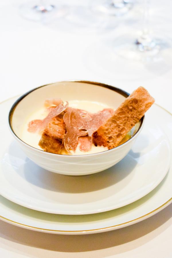 Fondue de Fromage Raschera du Piémont, Mouillettes de Pain Grillé et Truffe Blanche d’Alba © Yonder.fr Fondue de Fromage Raschera du Piémont, Mouillettes de Pain Grillé et Truffe Blanche d'Alba © Yonder.fr