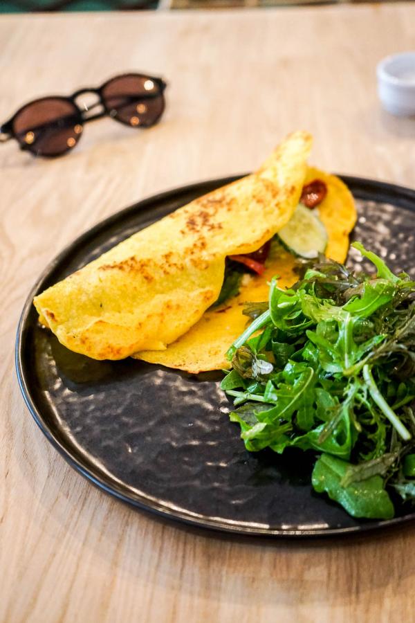 Vida'Dwich (pain au maïs, falafels de quinoa, guacamole, concombres, herbes aromatiques) © YONDER.fr