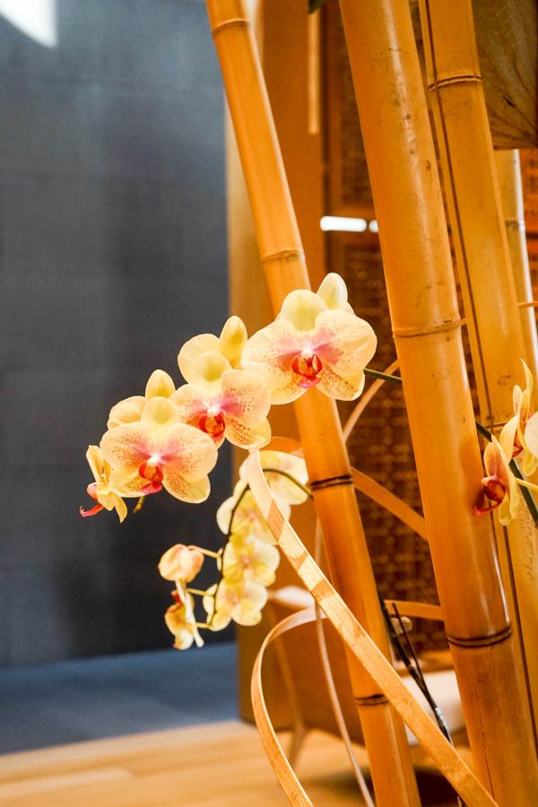 Arrangement floral dans le lobby © YONDER.fr