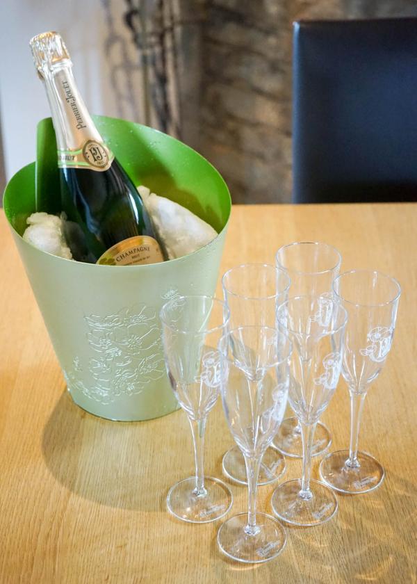 Champagne ! Le champagne Perrier-Jouët, partenaire de Consensio, est servi à discrétion dans les chalets © YONDER.fr