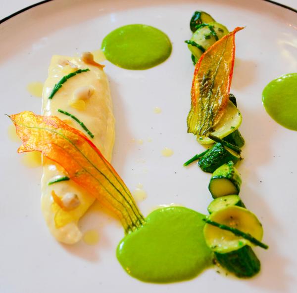 Le Saint-Pierre, glacé d’un sabayon citron, courgette fleur au jus de coquillages, crème de salicorne © Emmanuel Laveran Le Saint-Pierre, glacé d’un sabayon citron, courgette fleur au jus de coquillages, crème de salicorne © Emmanuel Laveran